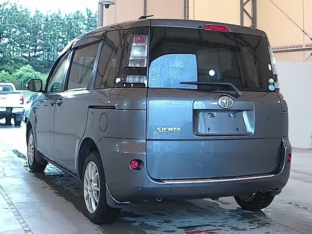 TOYOTA SIENTA photo 3