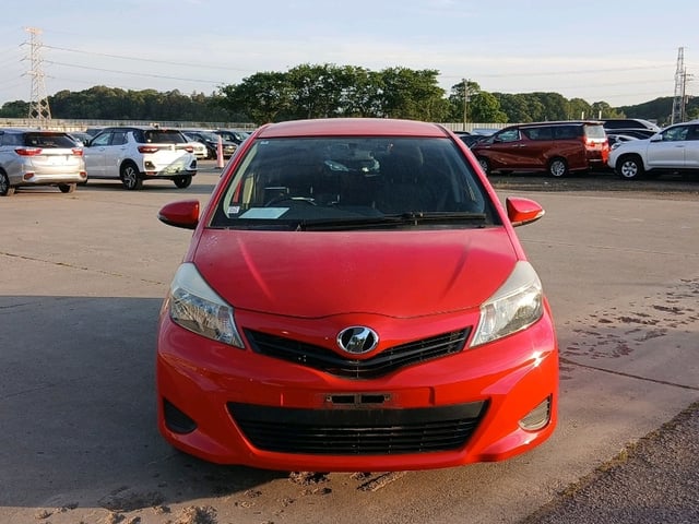TOYOTA VITZ photo 2