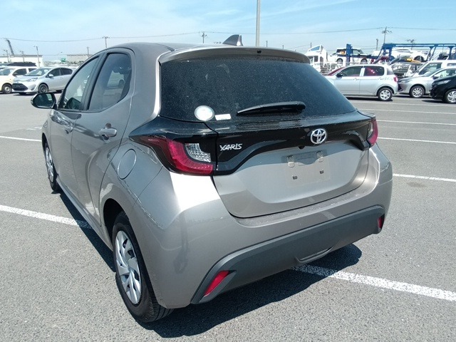TOYOTA YARIS photo 3