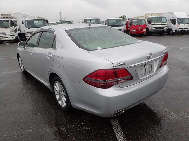 TOYOTA CROWN photo 3