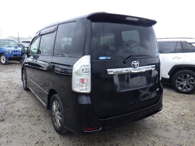 TOYOTA VOXY photo 3