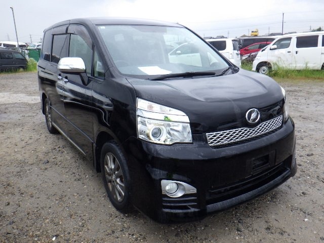 TOYOTA VOXY 2013