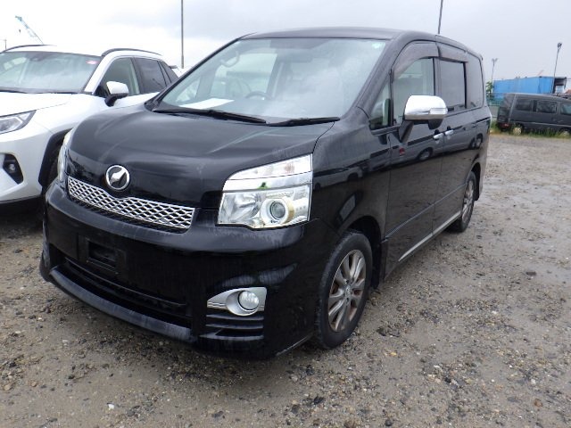 TOYOTA VOXY photo 2