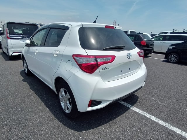 TOYOTA VITZ photo 3