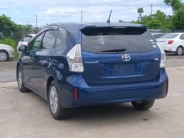 TOYOTA PRIUS ALPHA photo 2