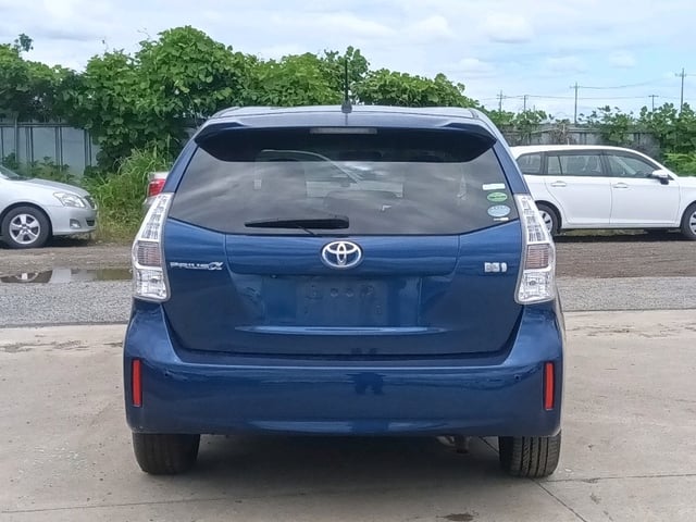 TOYOTA PRIUS ALPHA photo 3