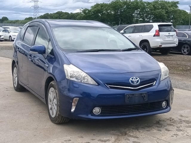 TOYOTA PRIUS ALPHA 2013