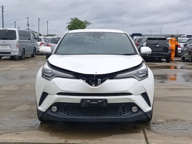 TOYOTA C-HR photo 2