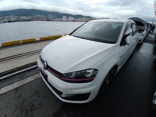 VOLKSWAGEN GOLF GTI photo 2