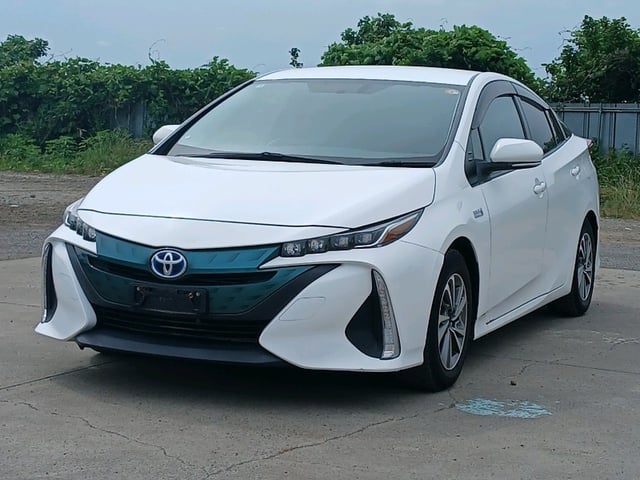 TOYOTA PRIUS PHV photo 3