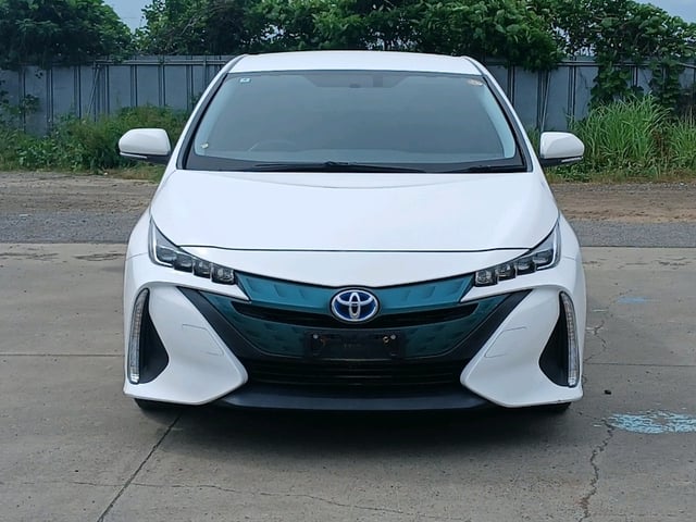 TOYOTA PRIUS PHV photo 2