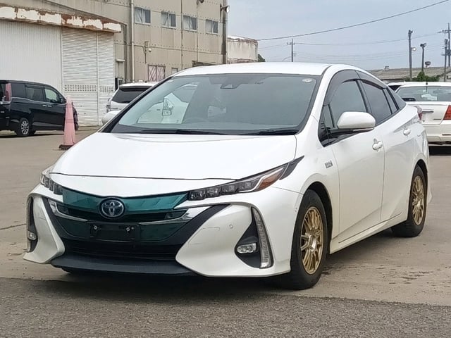TOYOTA PRIUS PHV photo 3