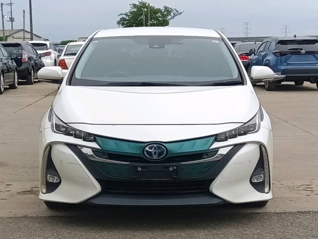 TOYOTA PRIUS PHV photo 2