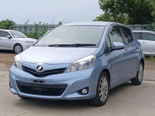 TOYOTA VITZ photo 3