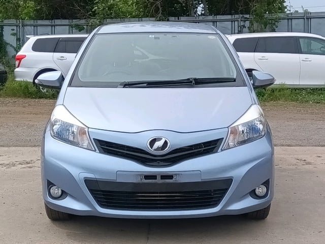 TOYOTA VITZ photo 2