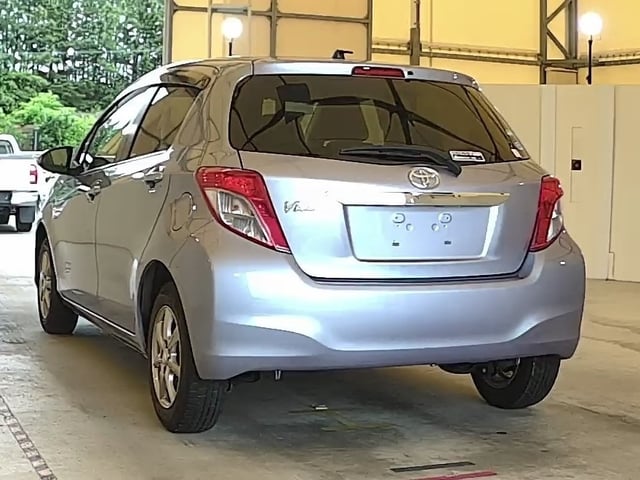 TOYOTA VITZ photo 3