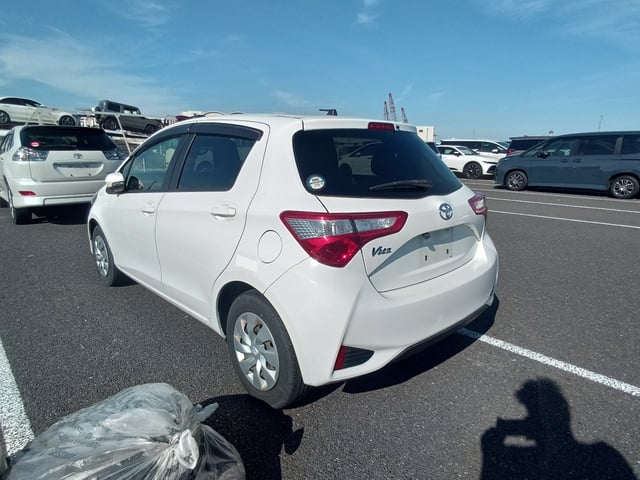 TOYOTA VITZ photo 3
