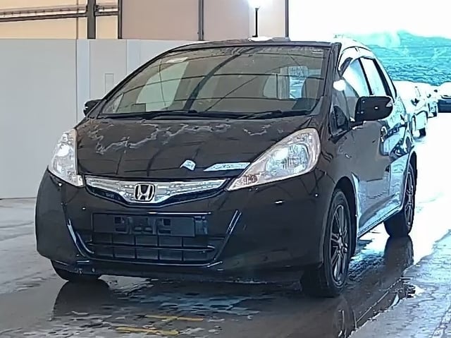HONDA FIT HYBRID photo 2
