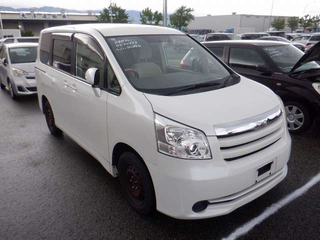 TOYOTA NOAH 2008