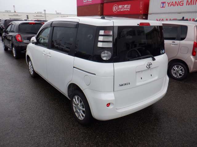 TOYOTA SIENTA photo 3