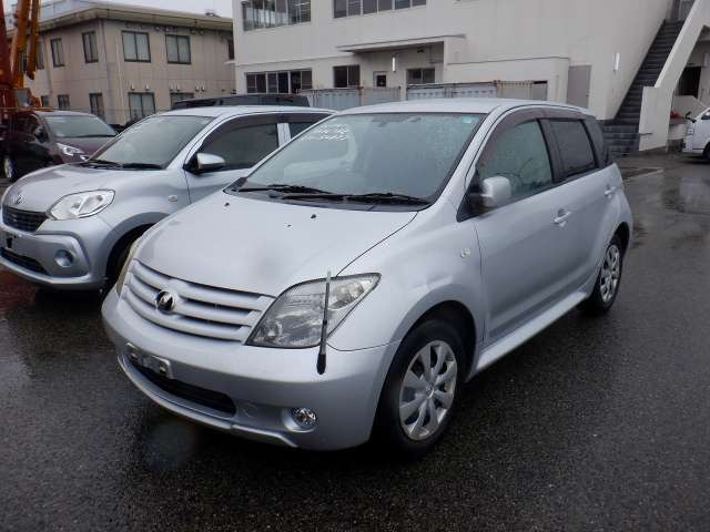 TOYOTA IST photo 2