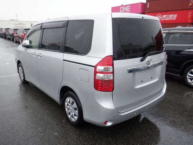 TOYOTA NOAH photo 3