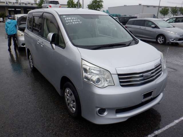 TOYOTA NOAH 2011