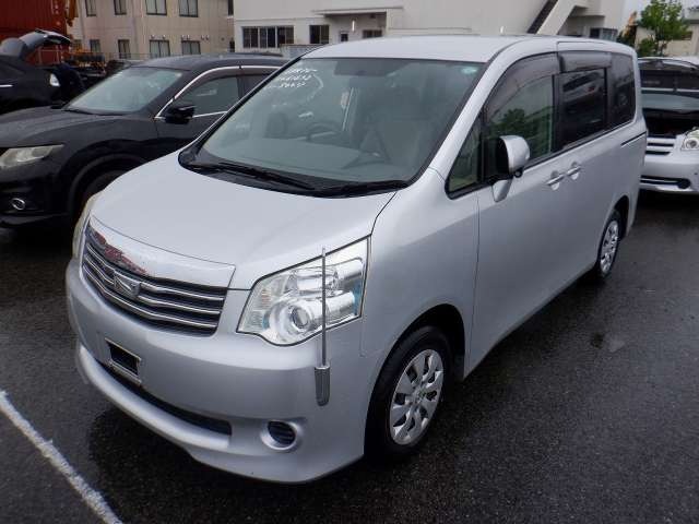 TOYOTA NOAH photo 2