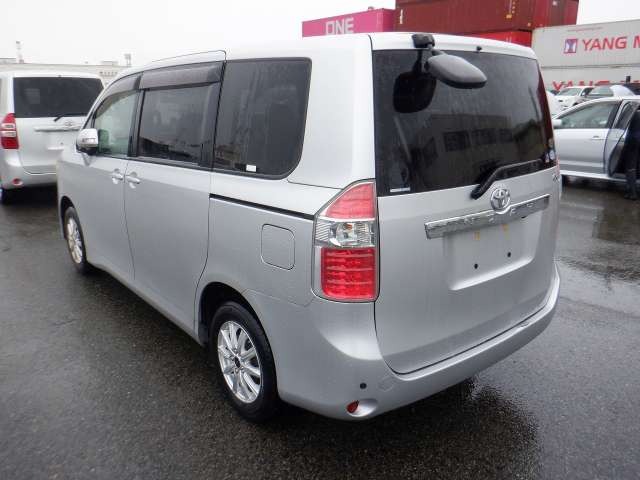 TOYOTA NOAH photo 3