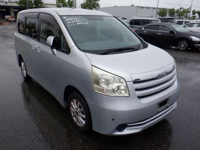 TOYOTA NOAH 2008