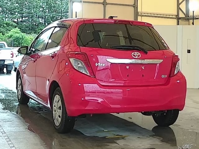 TOYOTA VITZ photo 3