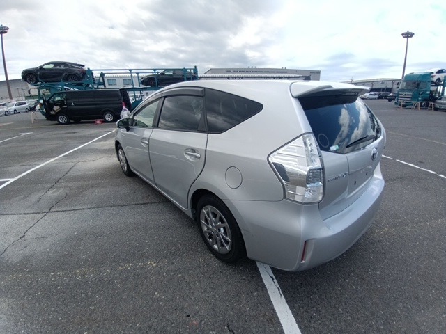TOYOTA PRIUS ALPHA photo 3