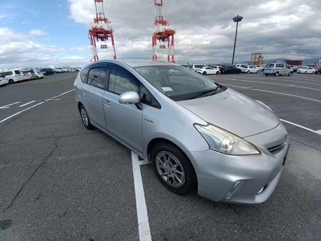 TOYOTA PRIUS ALPHA 2013