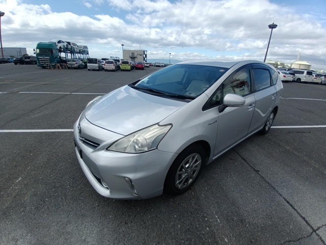 TOYOTA PRIUS ALPHA photo 2