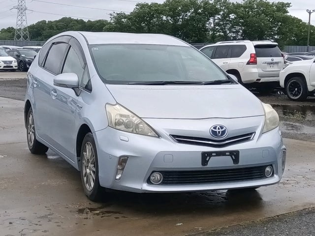 TOYOTA PRIUS ALPHA 2011