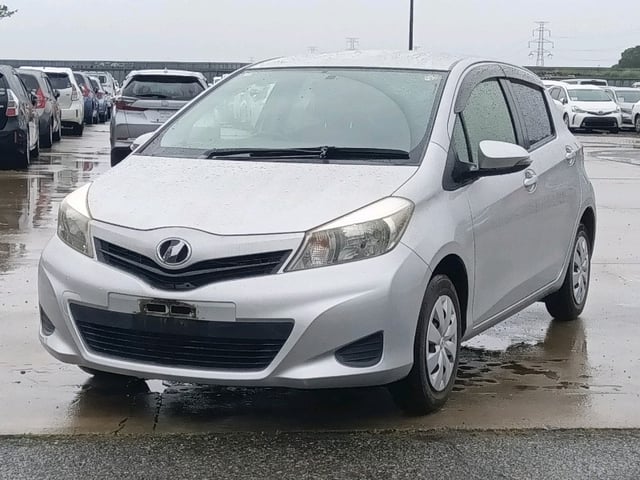 TOYOTA VITZ photo 3
