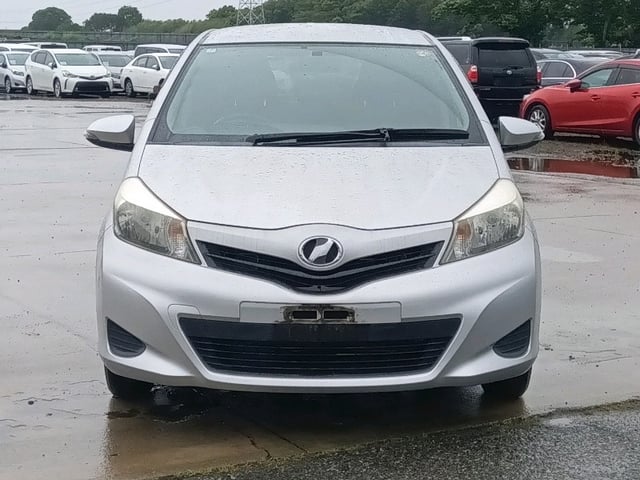 TOYOTA VITZ photo 2