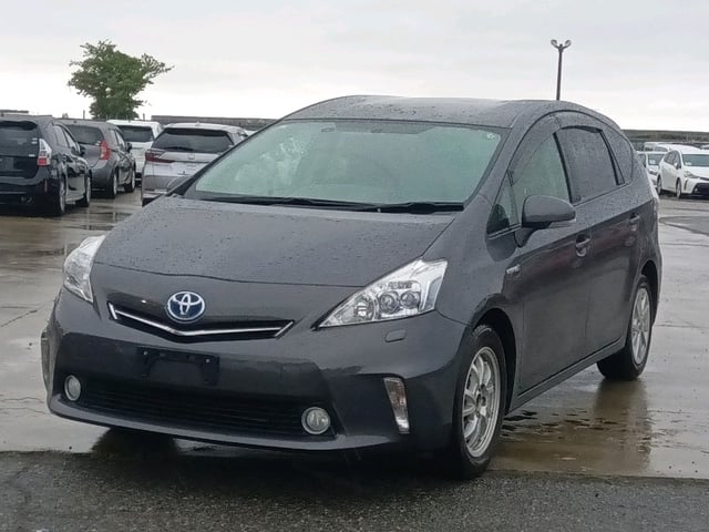 TOYOTA PRIUS ALPHA photo 3