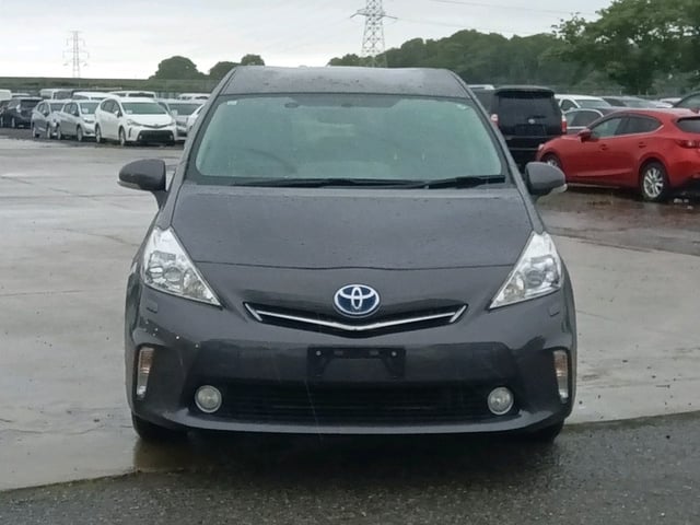TOYOTA PRIUS ALPHA photo 2
