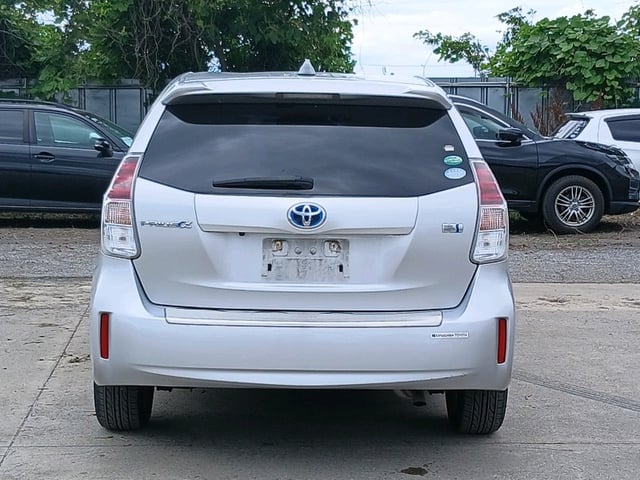 TOYOTA PRIUS ALPHA photo 2