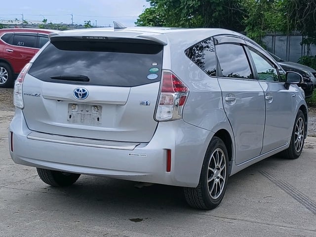 TOYOTA PRIUS ALPHA photo 3