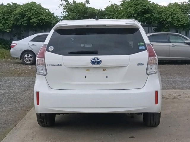 TOYOTA PRIUS ALPHA photo 2