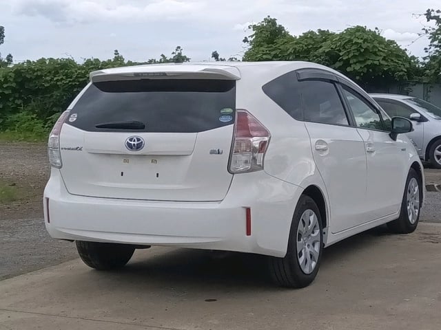 TOYOTA PRIUS ALPHA photo 3