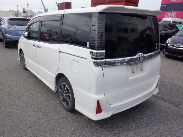 TOYOTA VOXY photo 3