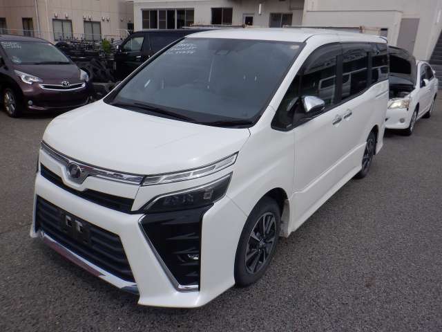 TOYOTA VOXY photo 2