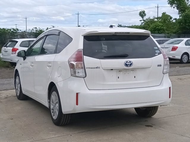 TOYOTA PRIUS ALPHA photo 2