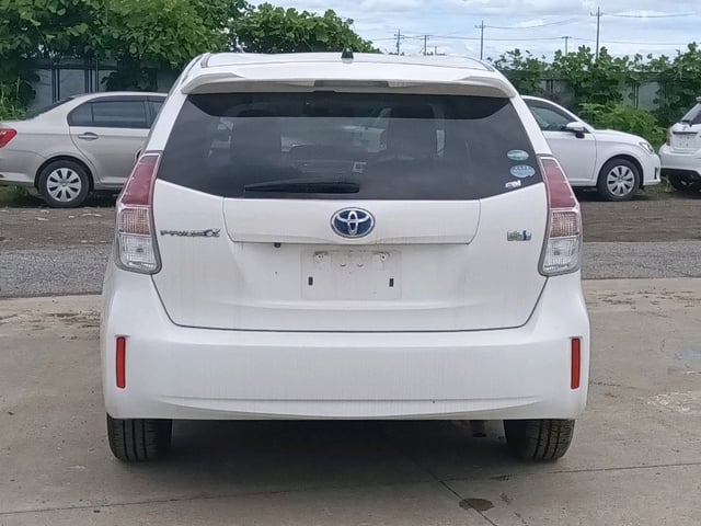 TOYOTA PRIUS ALPHA photo 3