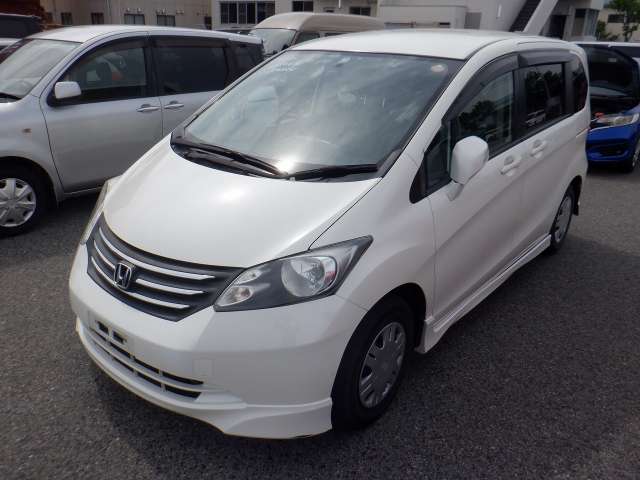 HONDA FREED photo 2