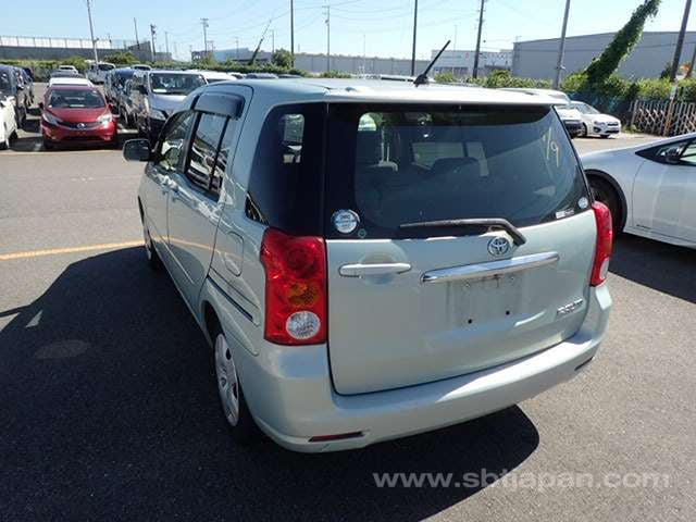 Toyota Raum 2003 photo 3