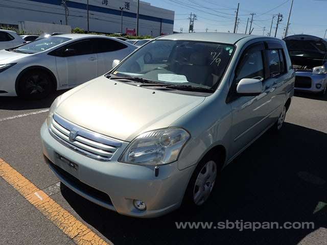 Toyota Raum 2003 photo 2